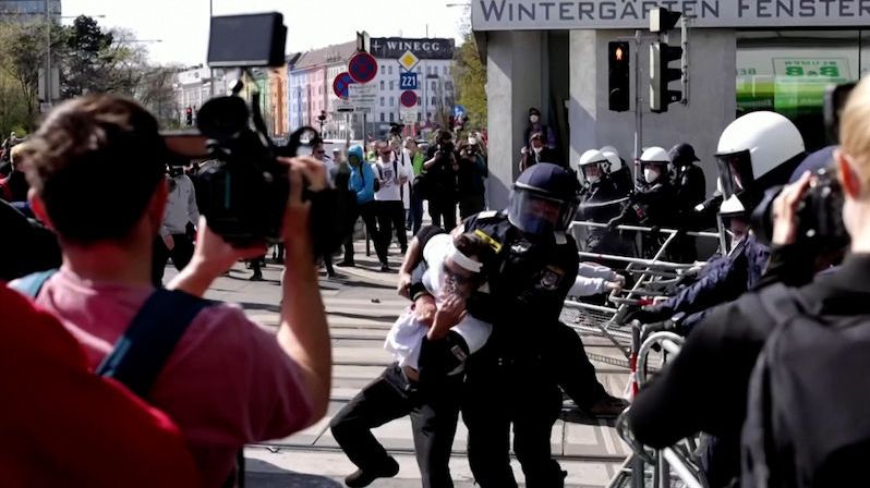V Rakousku vyrazily do ulic tisíce lidí. Protesty se zvrtly v násilnosti